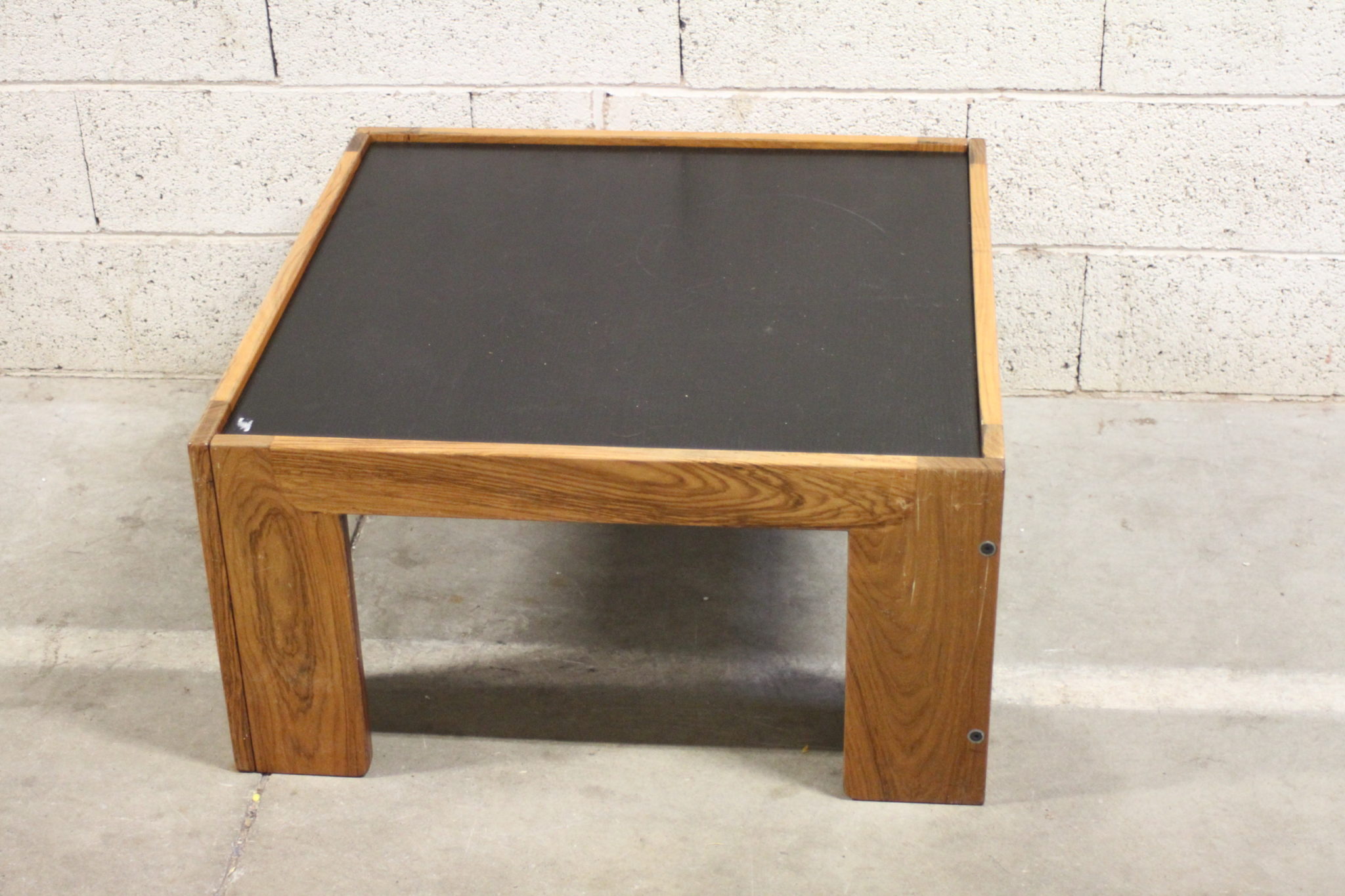 Table basse bicolore en bois – Image 2