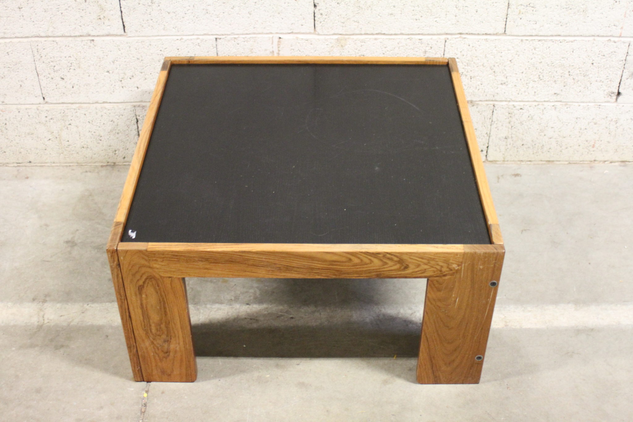 Table basse bicolore en bois – Image 3