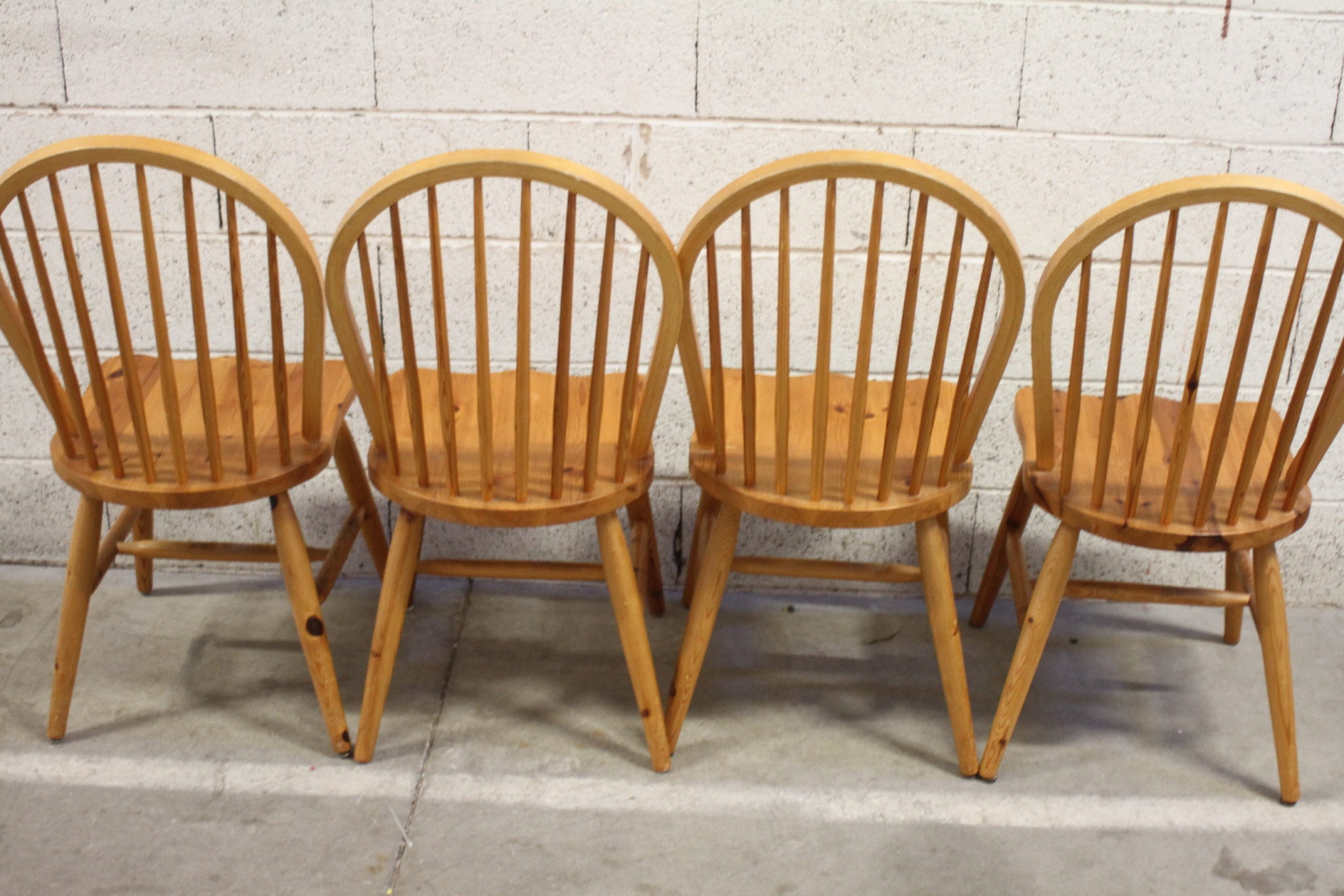 4 chaises Windsor en pin – Image 4