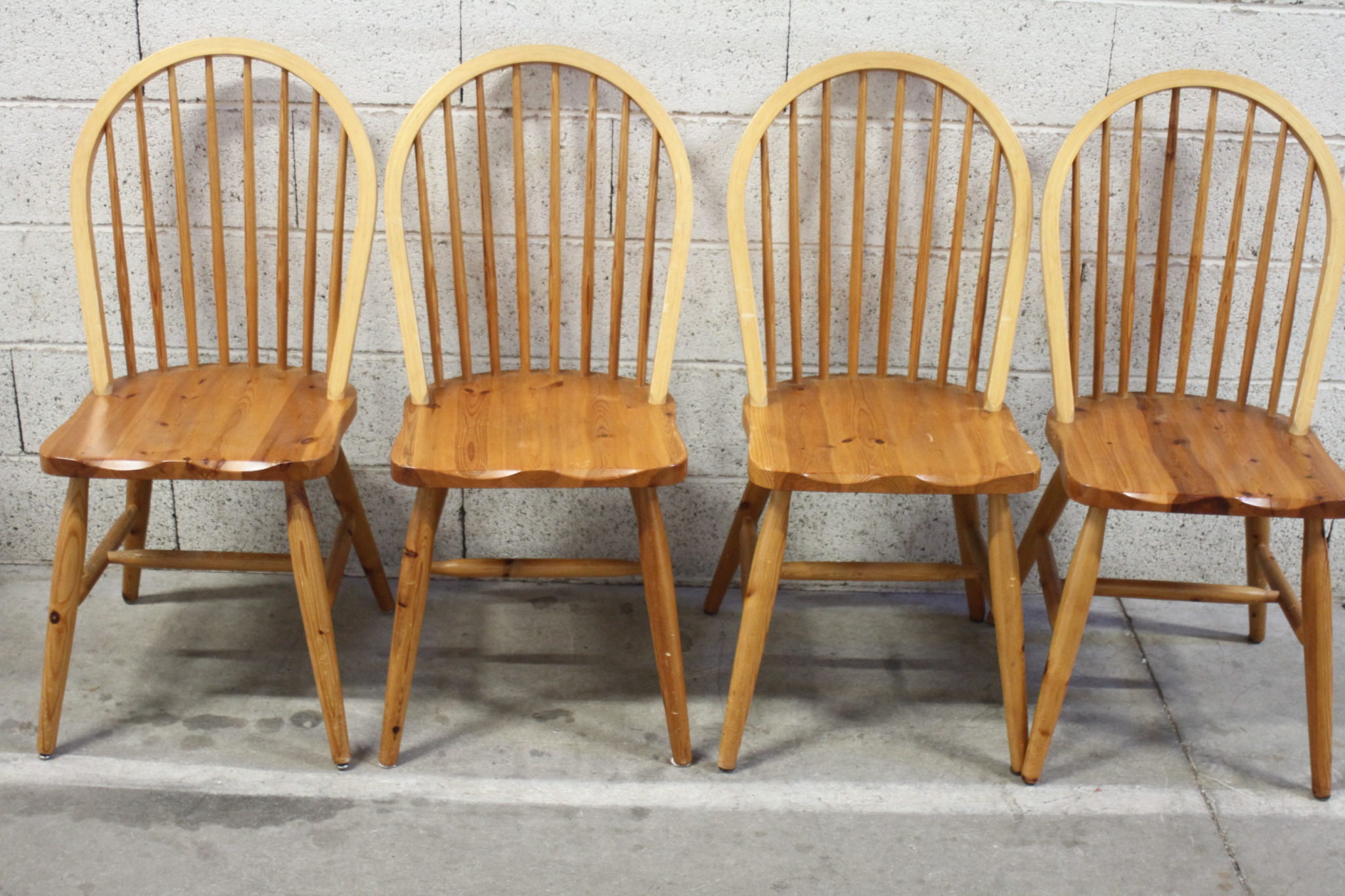 4 chaises Windsor en pin – Image 2