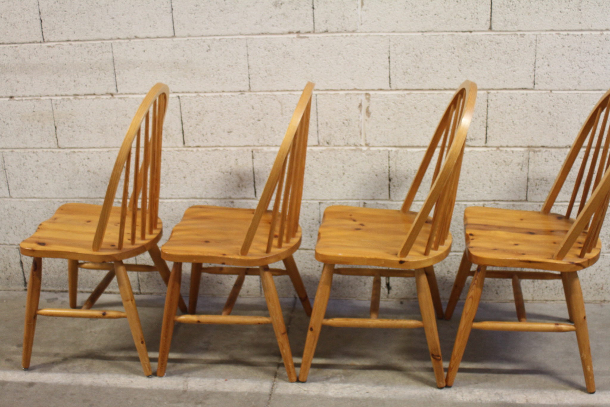 4 chaises Windsor en pin – Image 3