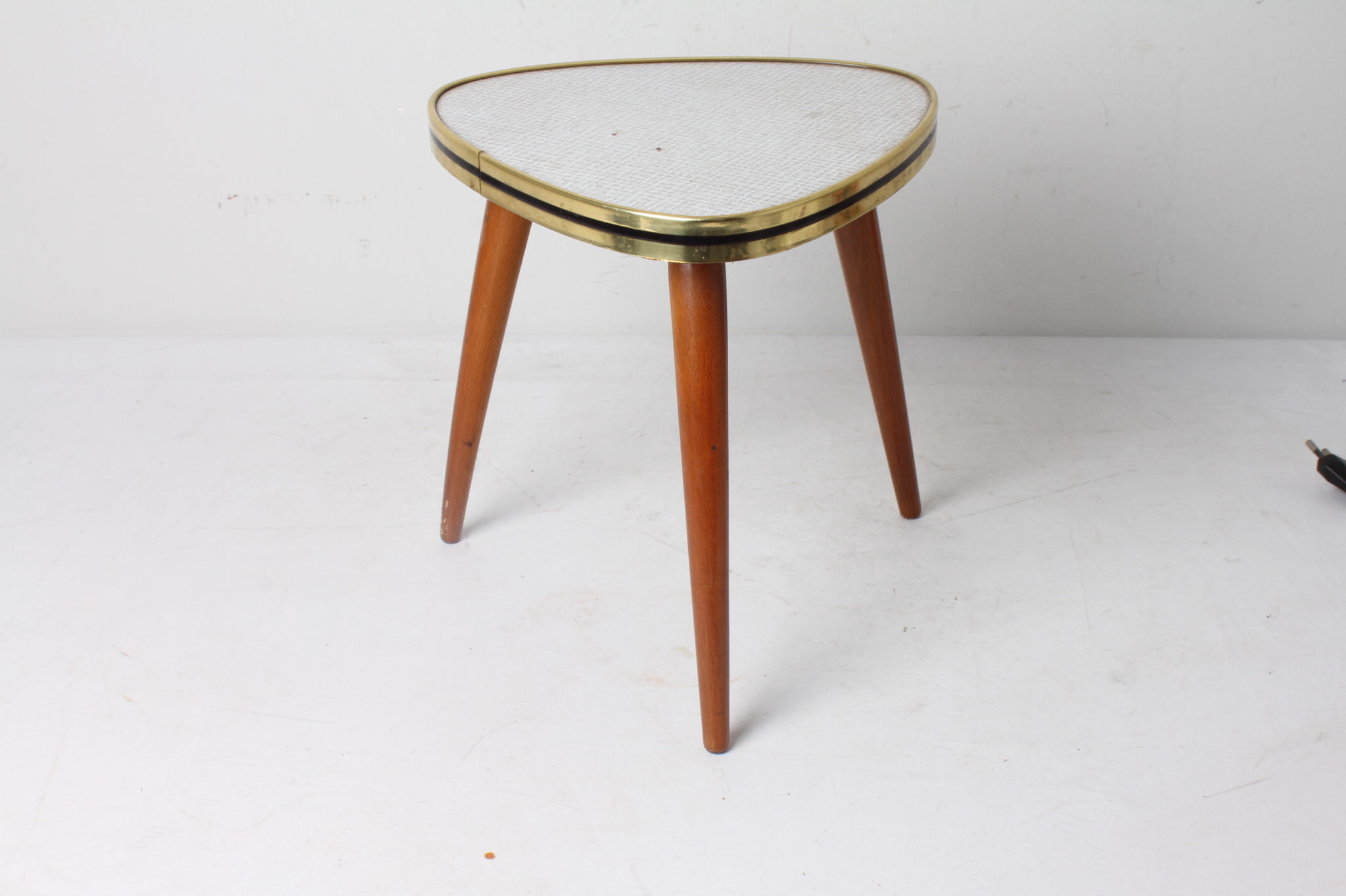 Petite table d’appoint tripode