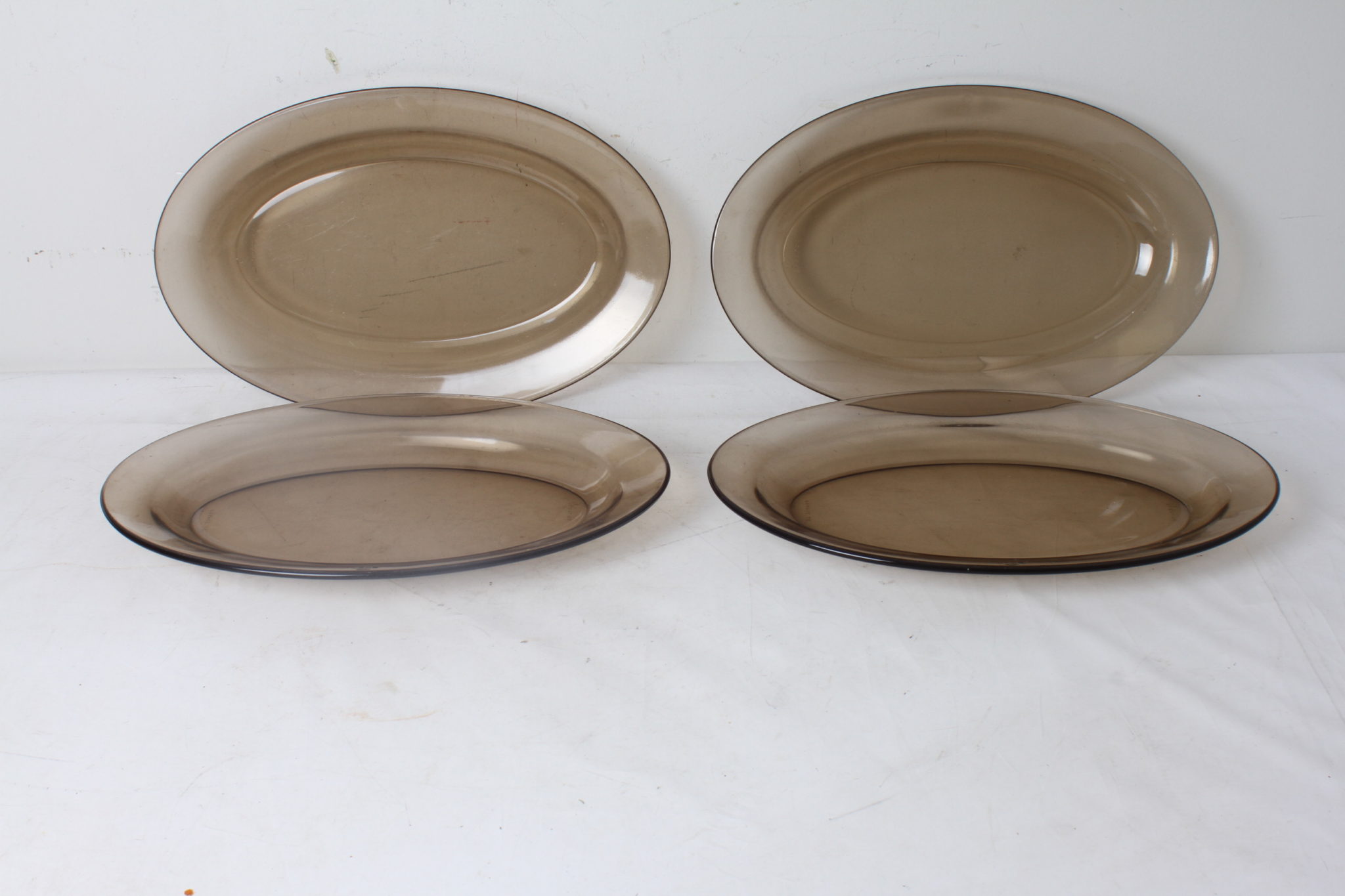 Lot de quatre plats vintage en verre brun fumé Arcoroc – Image 2