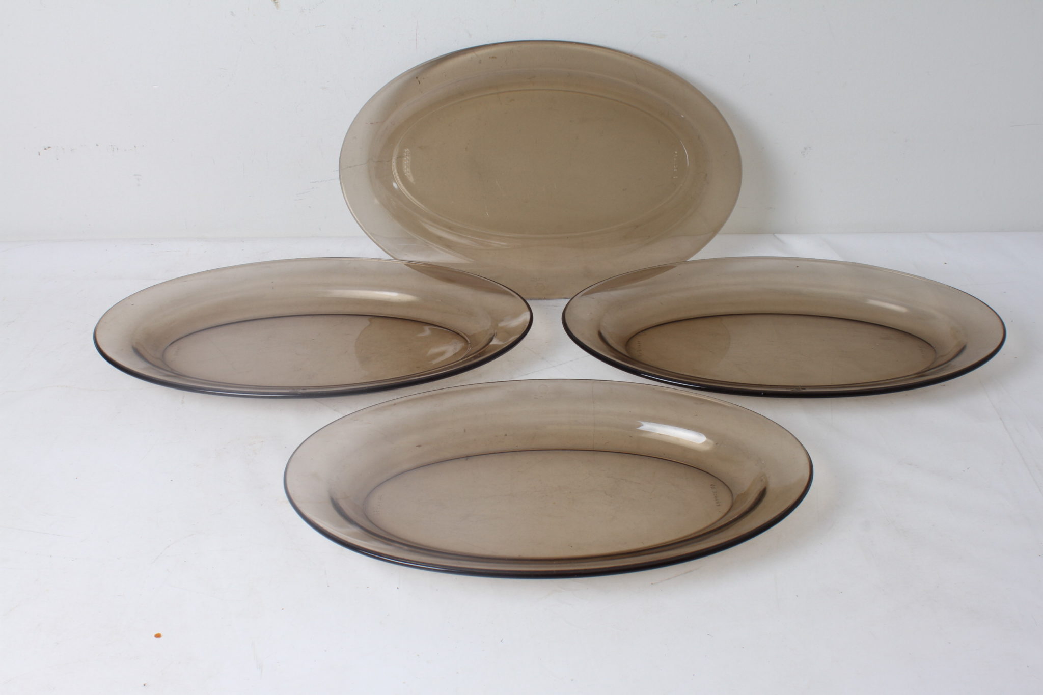 Lot de quatre plats vintage en verre brun fumé Arcoroc