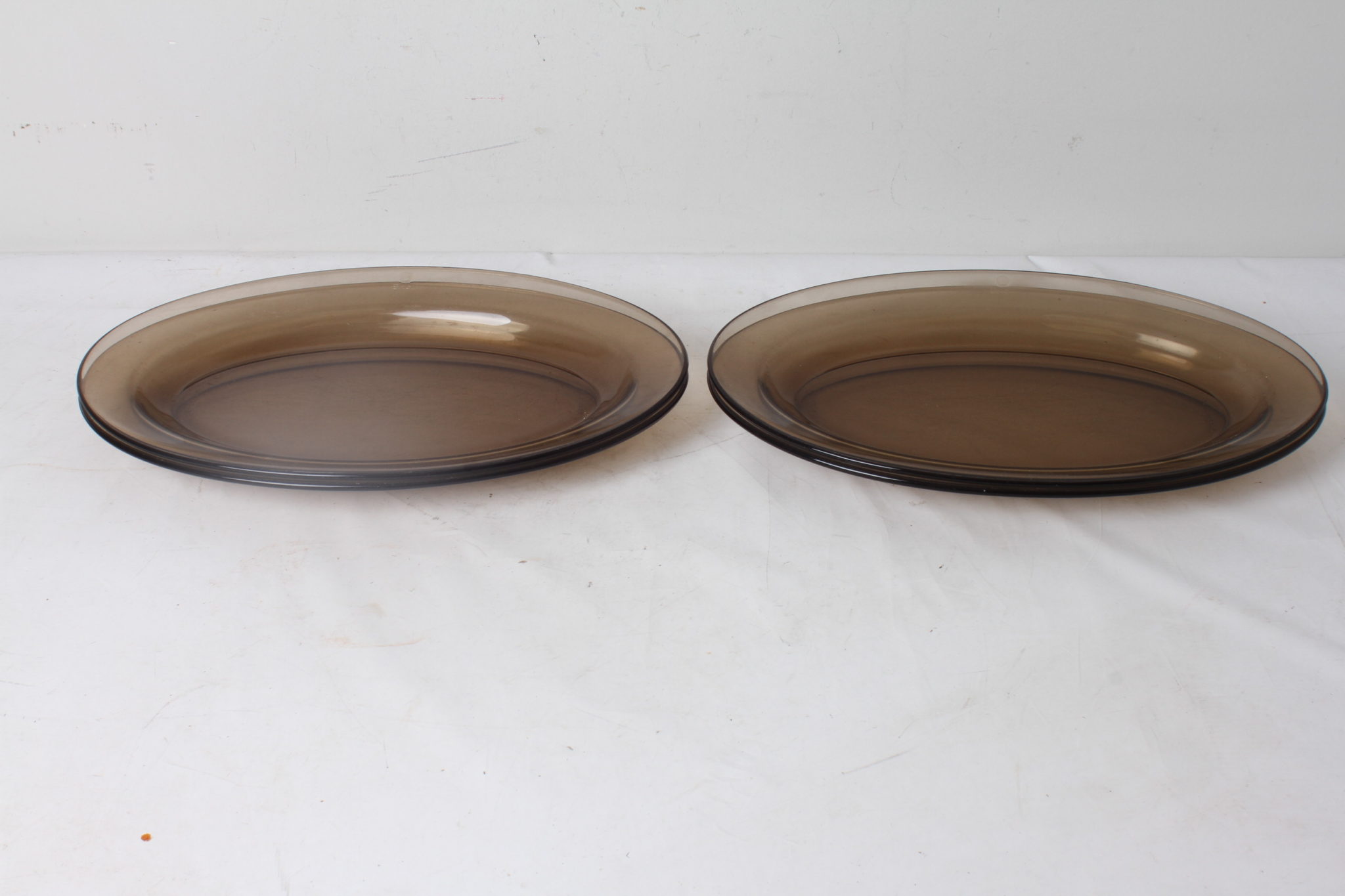 Lot de quatre plats vintage en verre brun fumé Arcoroc – Image 3