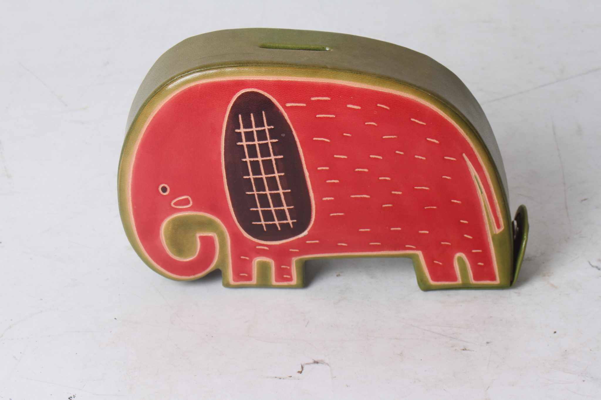 Tirelire éléphant en cuir – Image 2