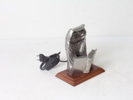 Lampe en étain sur socle de bois
