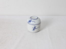 Petit pot en porcelaine