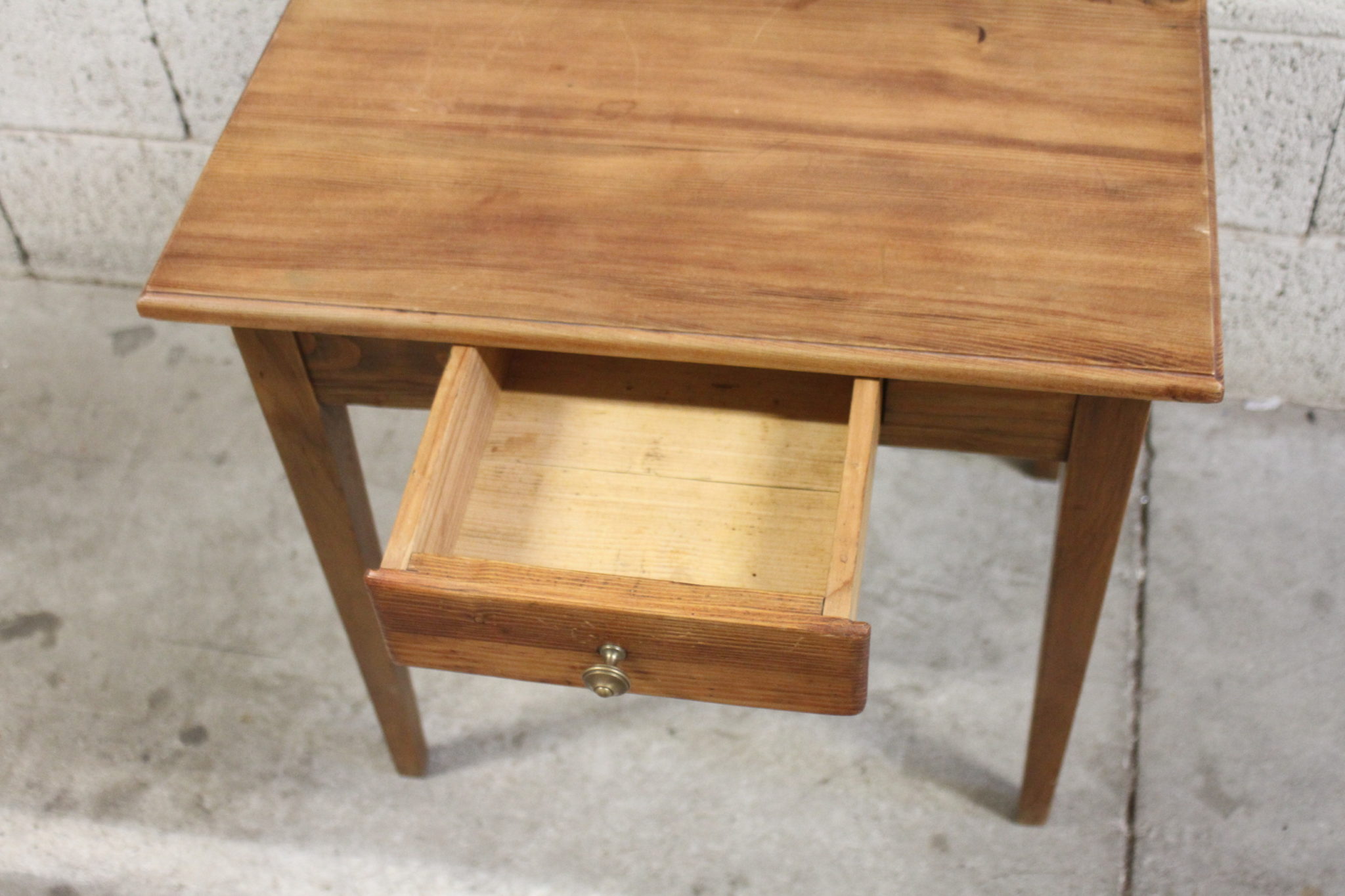 Table d'appoint en bois – Image 6