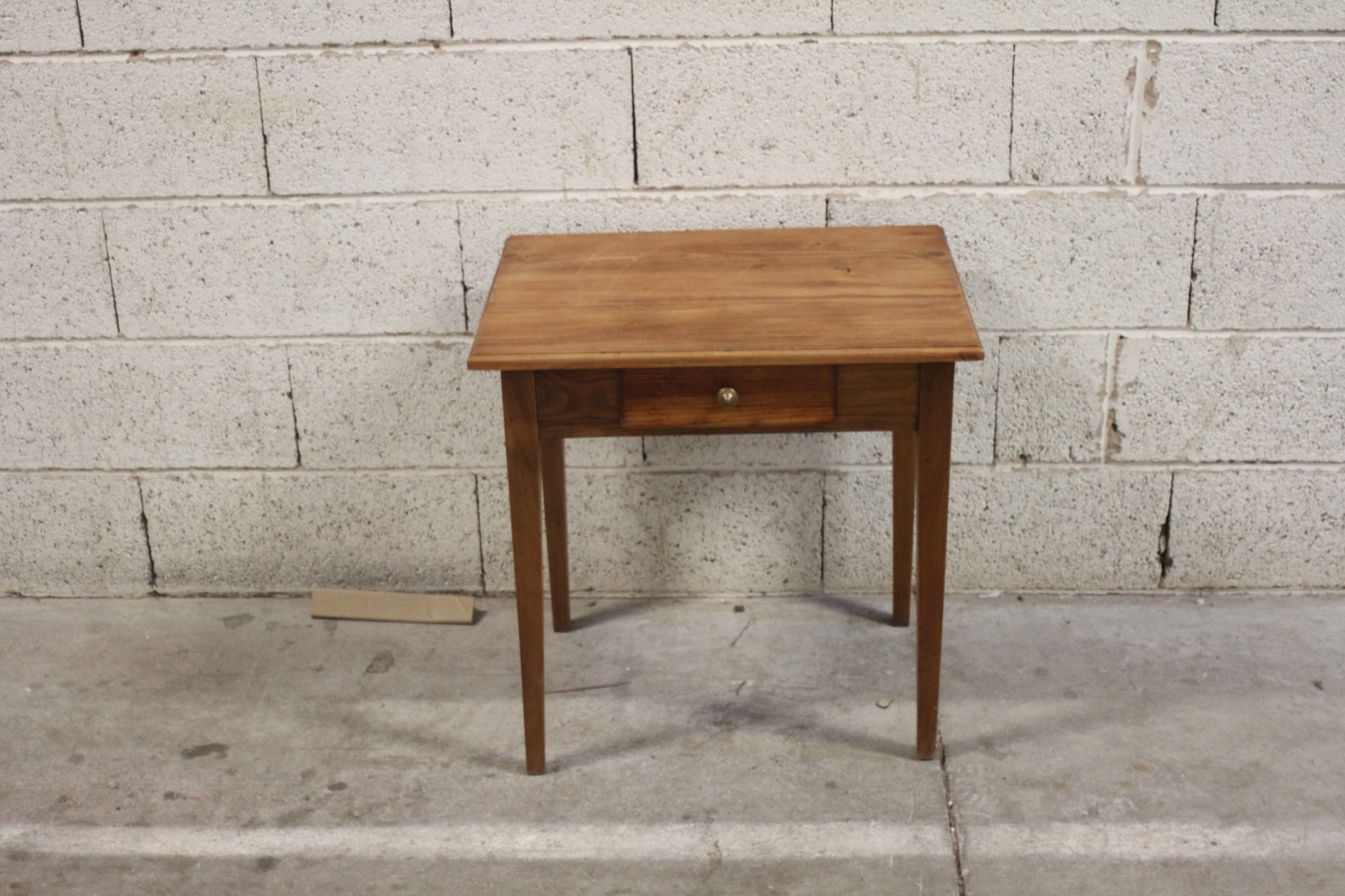 Table d'appoint en bois – Image 2