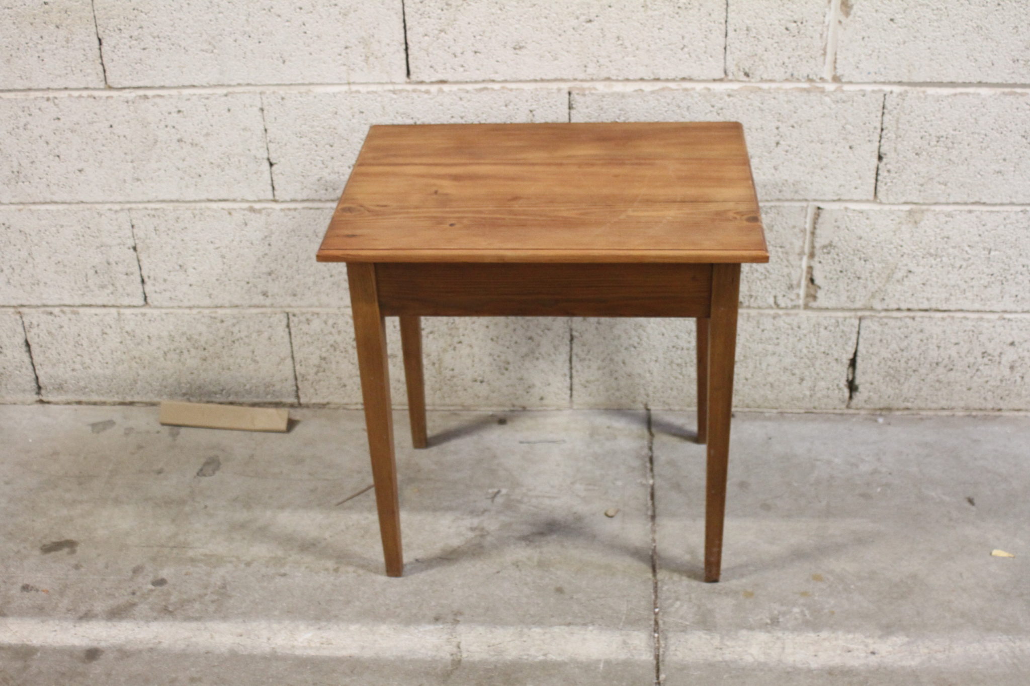 Table d'appoint en bois – Image 4