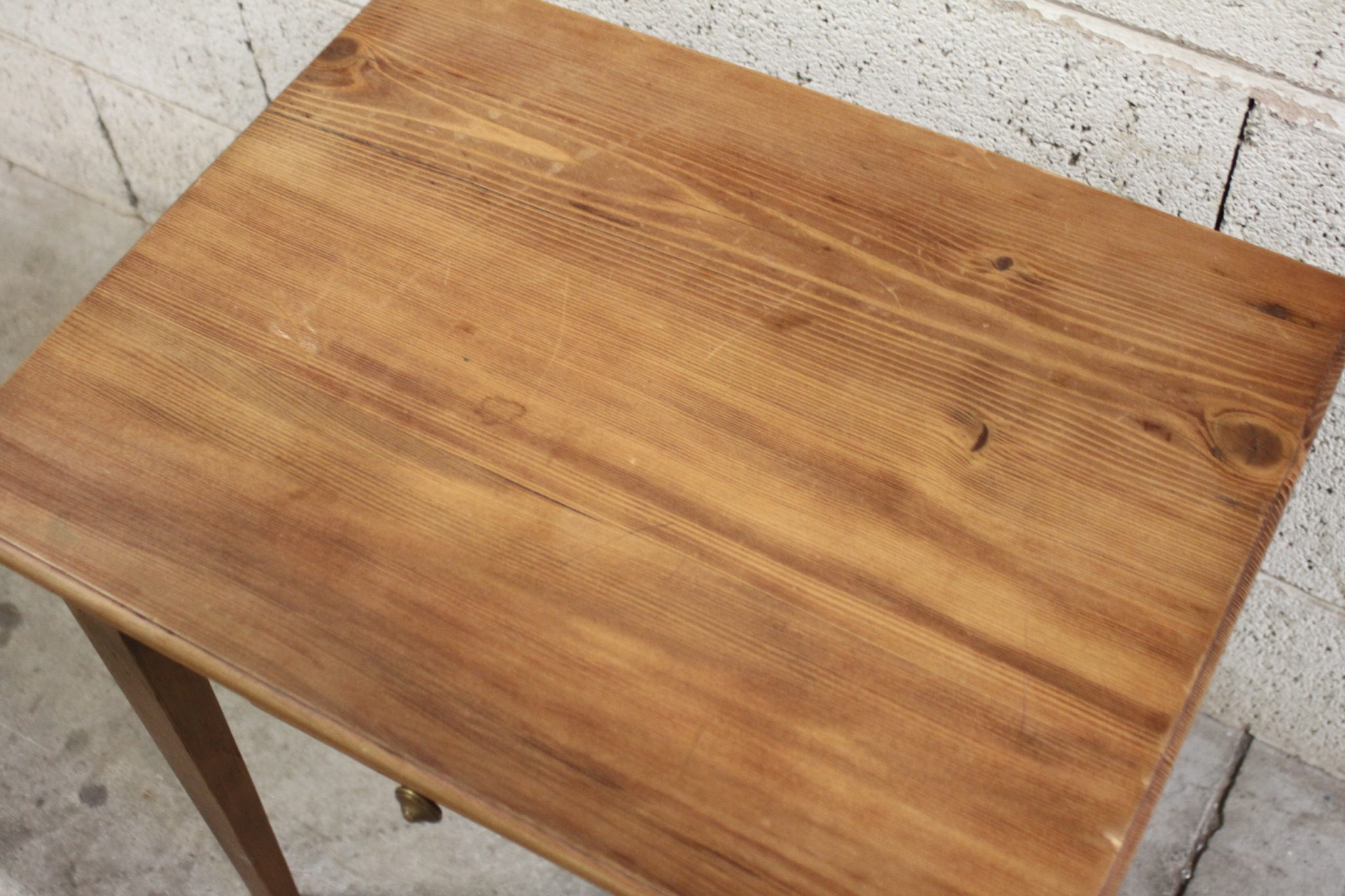 Table d'appoint en bois – Image 5