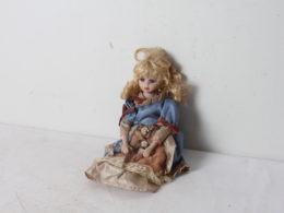 Poupée en porcelaine