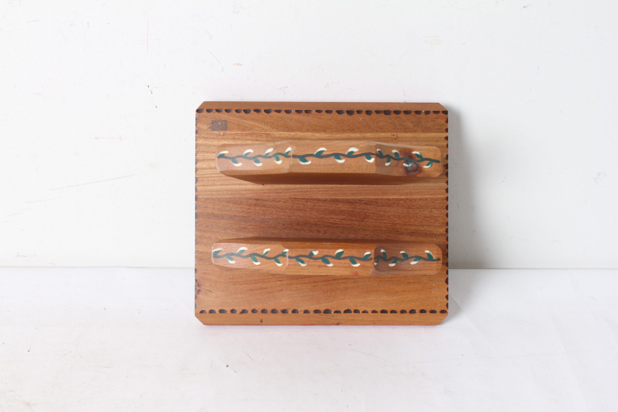 Porte-serviettes vintage en bois peint à la main – Image 2