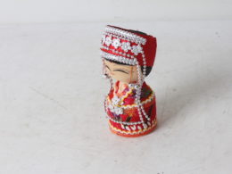 Poupée chinoise artisanale en costume de fête