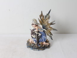 Figurine fée bleu au bébé dragon