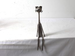 Sculpture métallique de chat assis