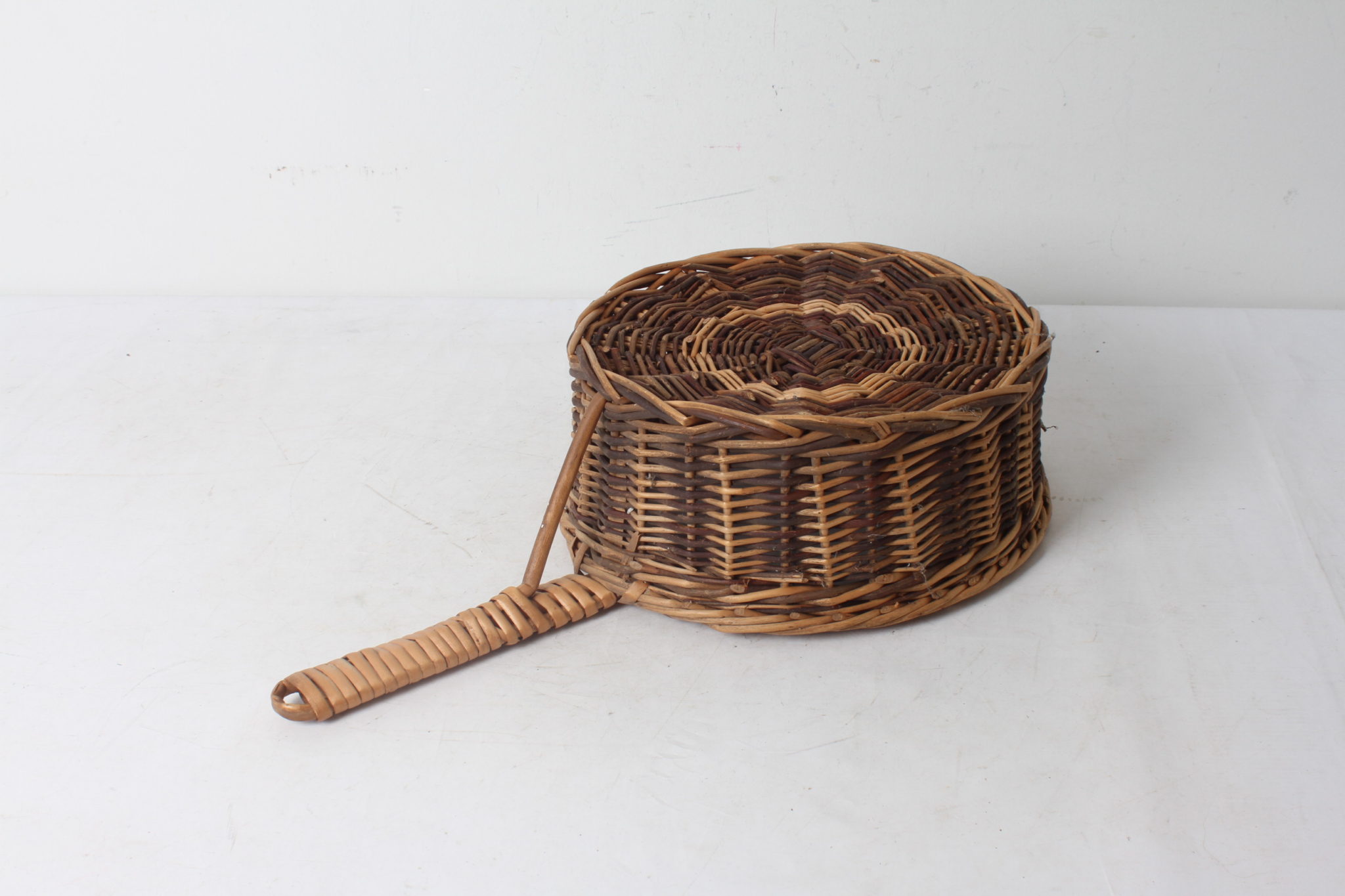 Panier décoratif bicolore en osier – Image 4