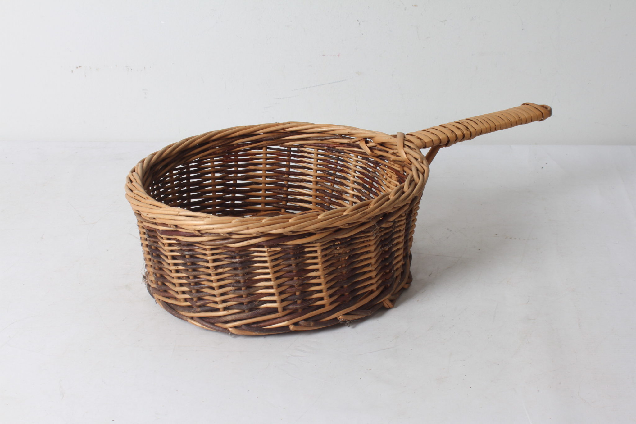 Panier décoratif bicolore en osier
