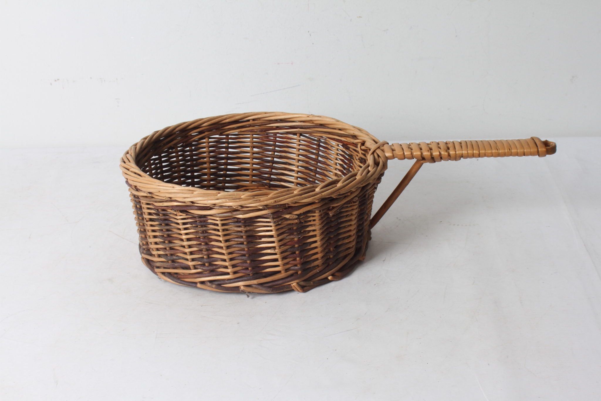Panier décoratif bicolore en osier – Image 2