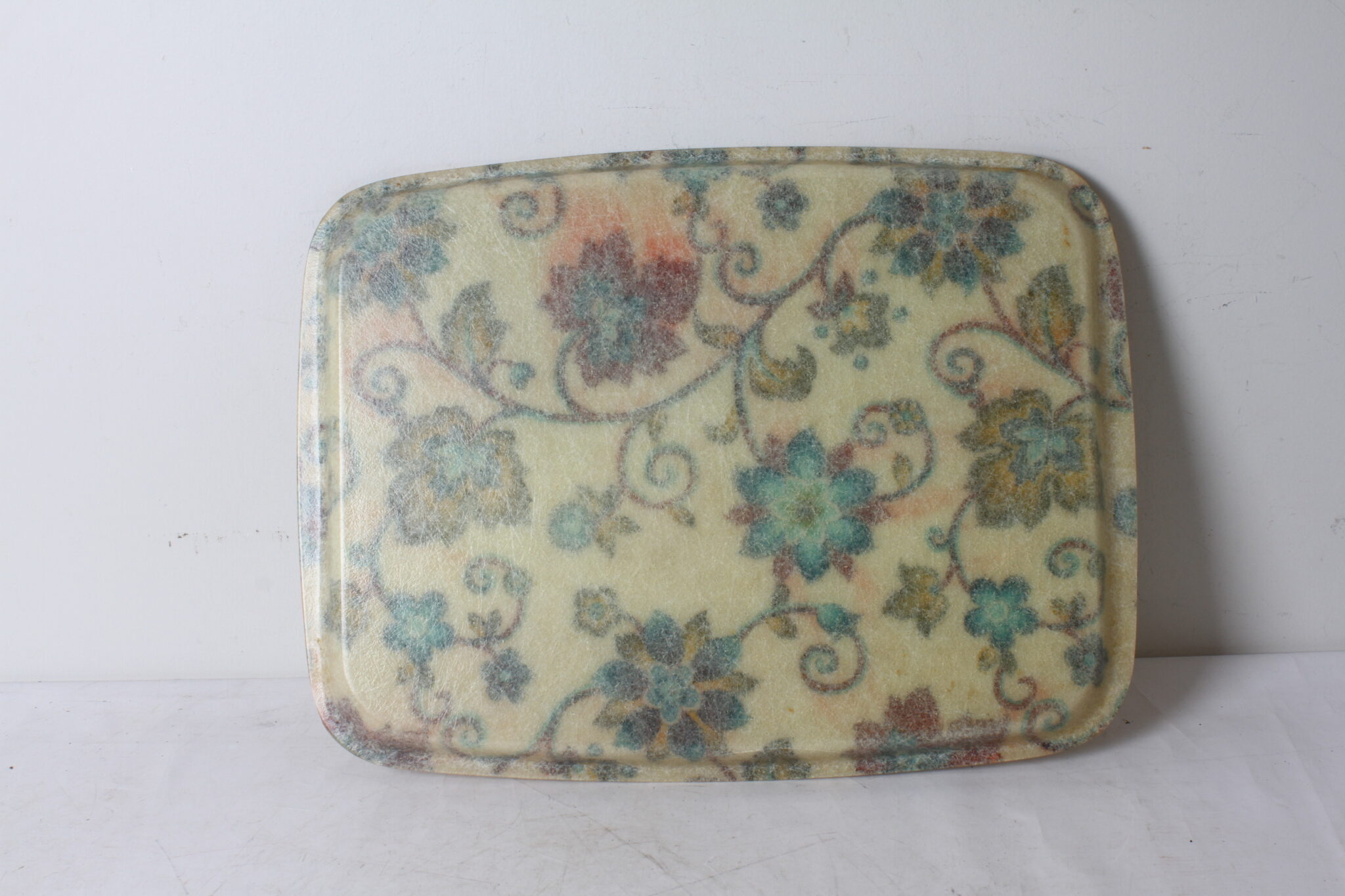 Plateau vintage en fibre de verre – Image 4