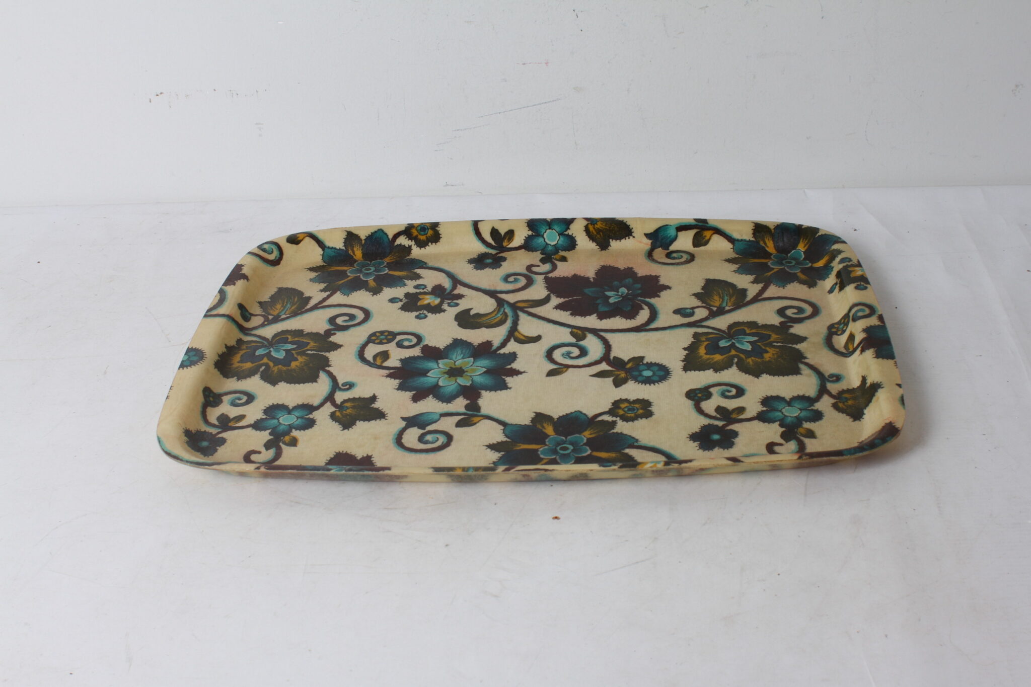 Plateau vintage en fibre de verre – Image 2
