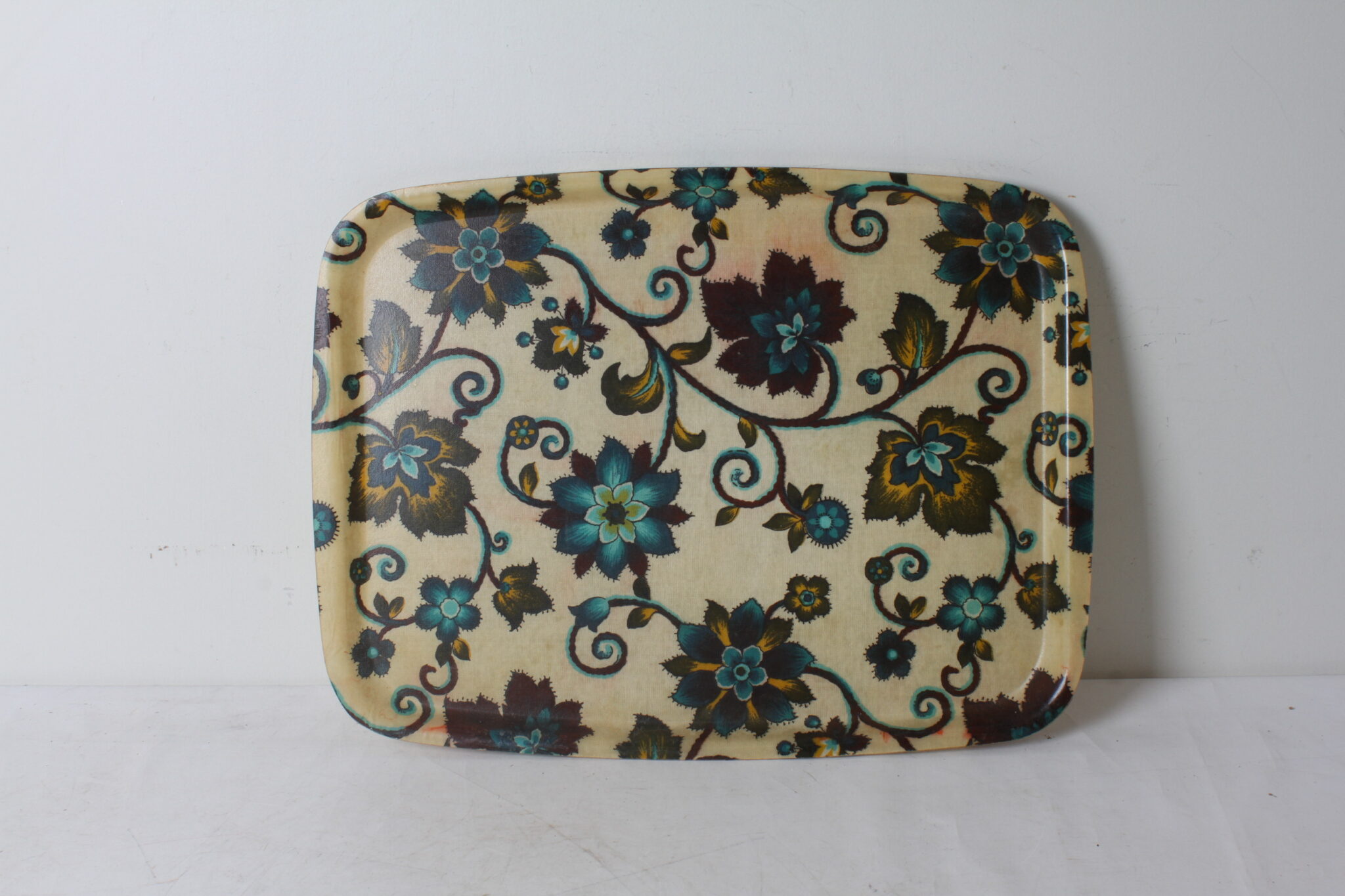 Plateau vintage en fibre de verre – Image 3