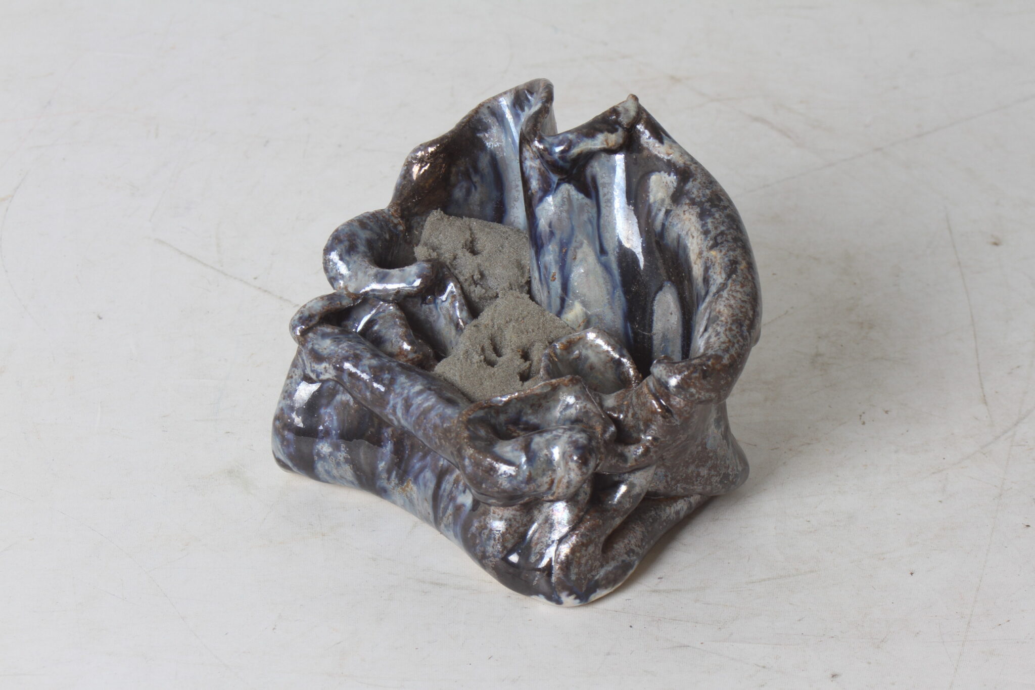 Poterie brutaliste en céramique vernissée