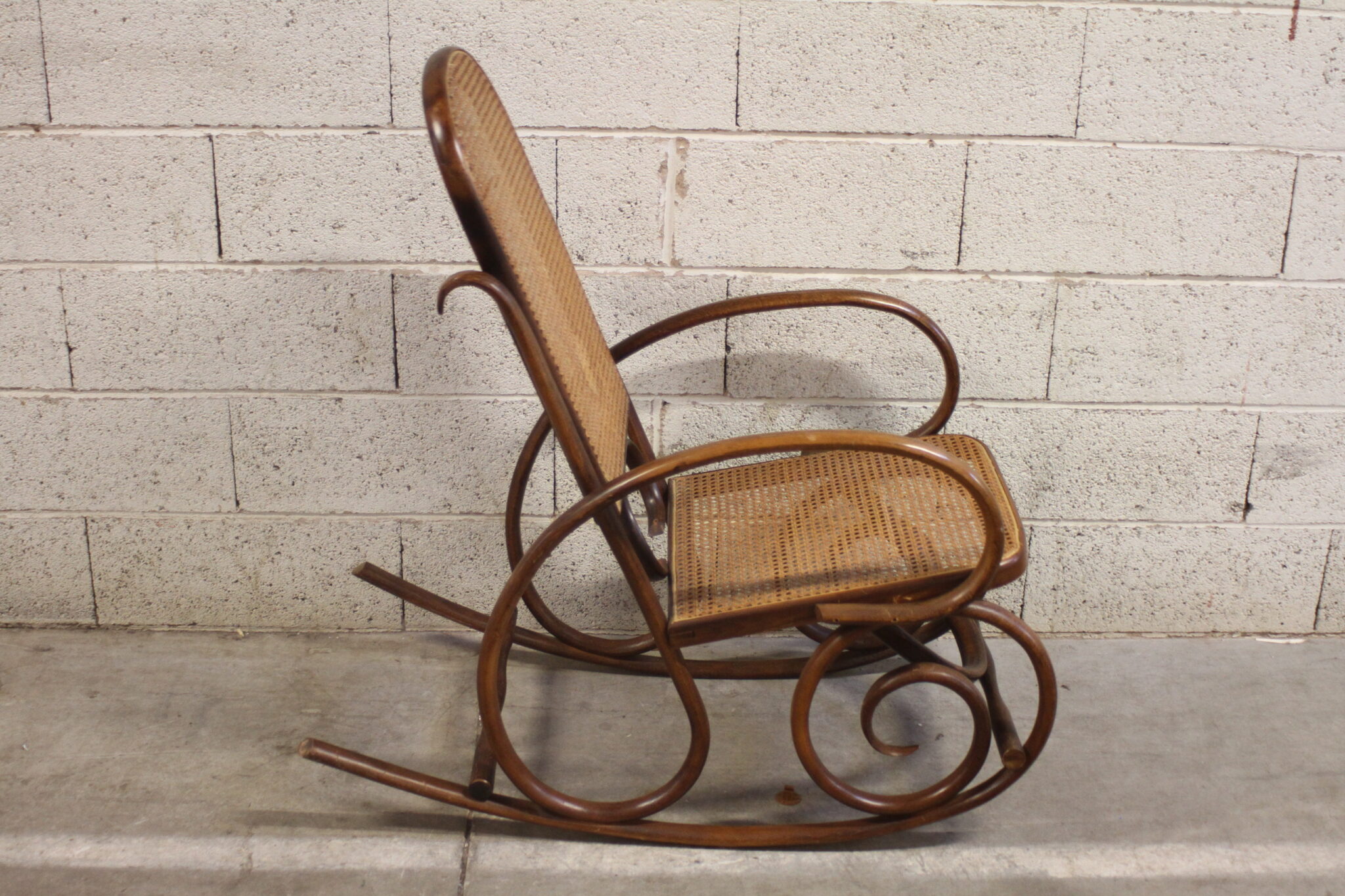 Rocking chair bois et rotin – Image 2