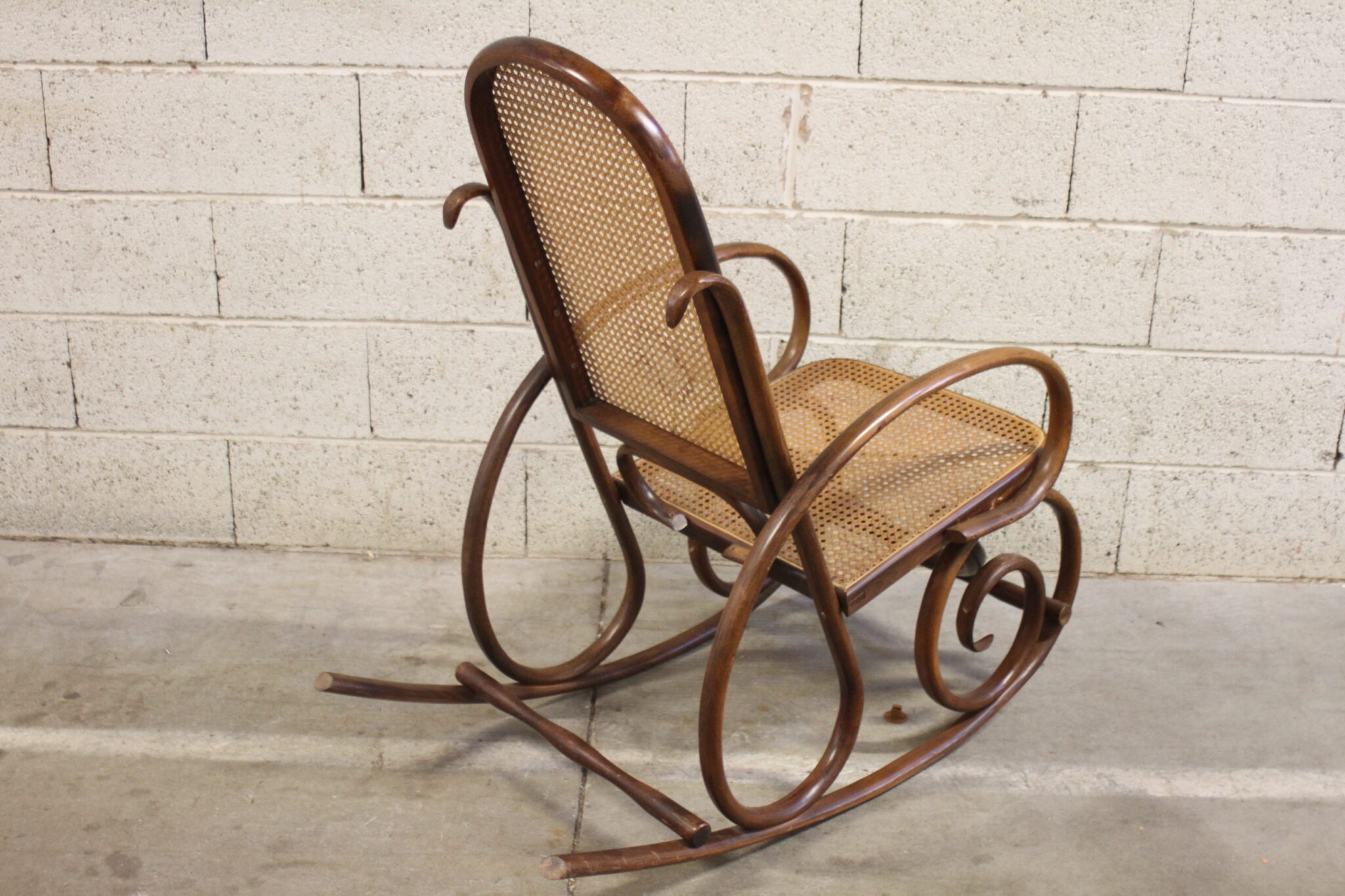Rocking chair bois et rotin – Image 3
