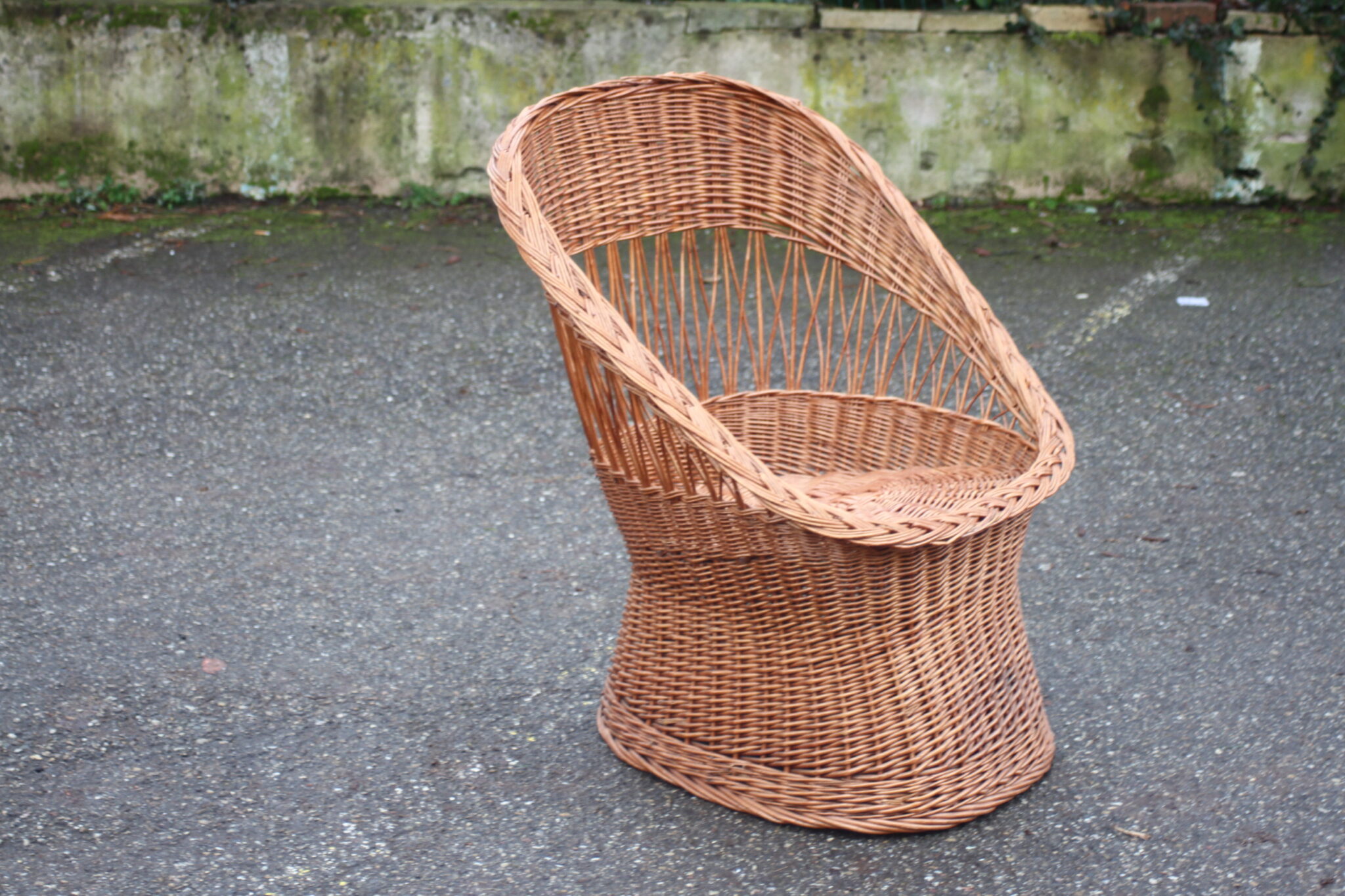 Fauteuil trone corbeille vintage