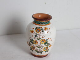 Vase en terre cuite à décor floral