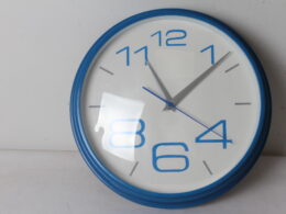 Horloge murale plastique bleu