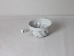 Petite passoire en porcelaine
