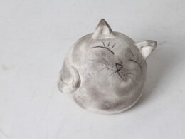Statuette de chat en terre cuite