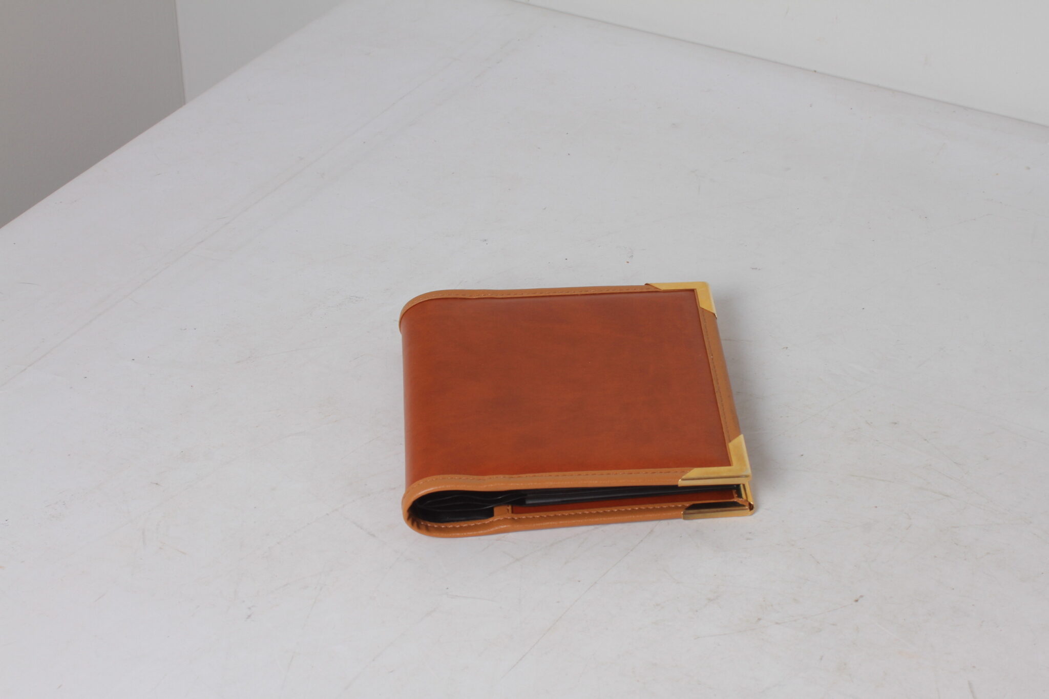 Album photos en cuir - Elf Atochem - PLAST.I.D.
