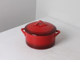 Cocotte en céramique rouge avec couvercle