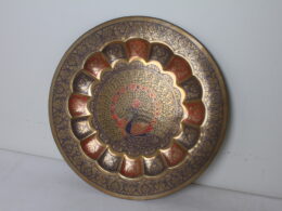 Assiette décorative en laiton doré