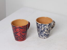 Paire de tasses en terre cuite émaillée