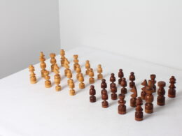 Pièces de jeu d’échecs en bois tourné