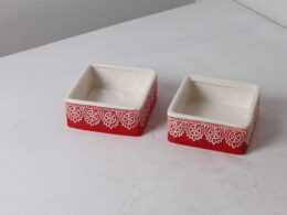 Présentoirs carrés en céramique rouge