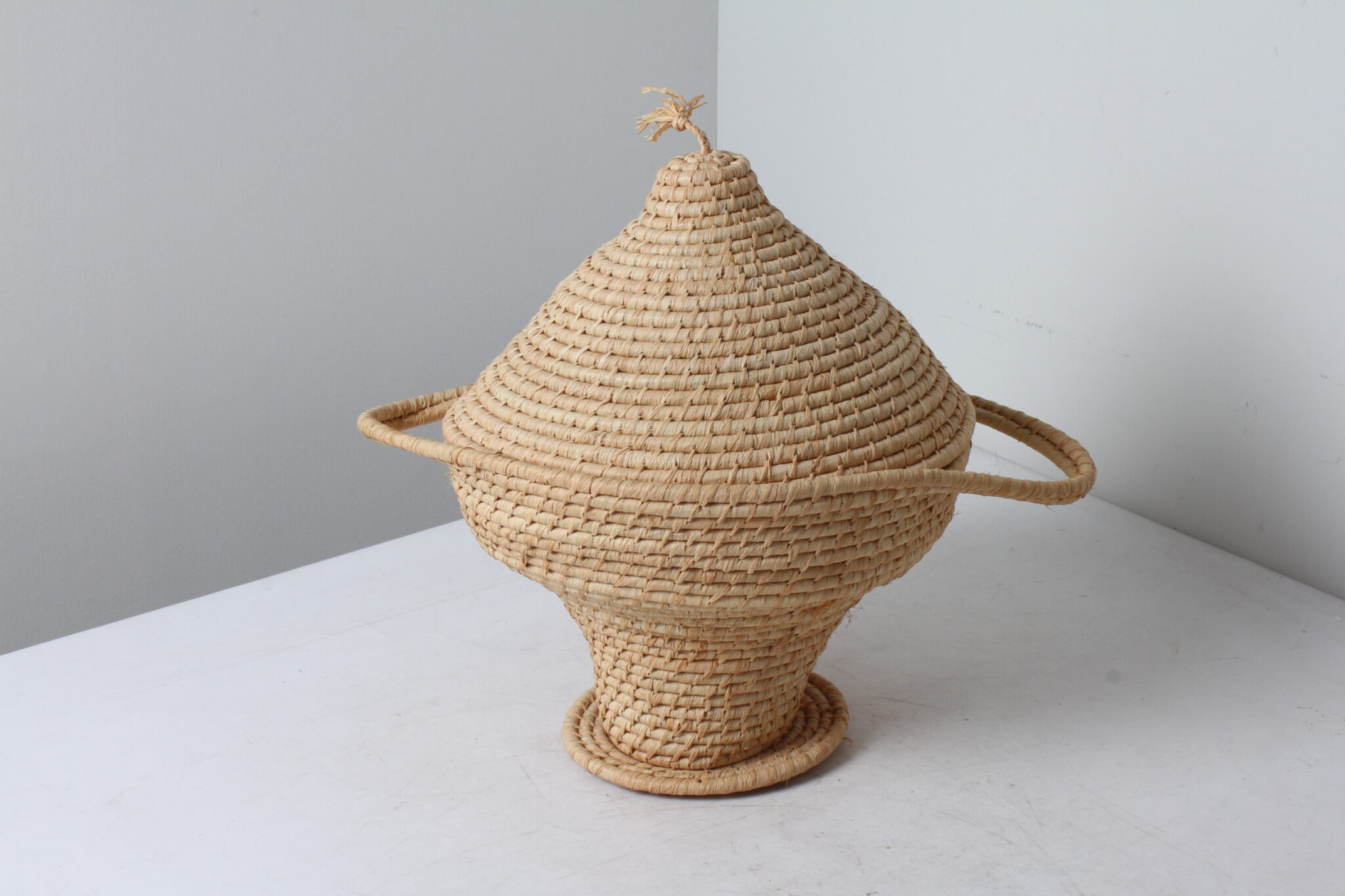 Corbeille tajine en fibres tressées