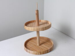 Présentoire en osier tressé et bois