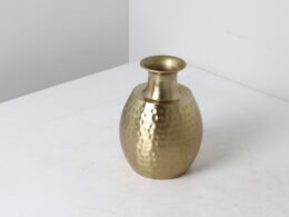 Vase décoratif doré en métal martelé