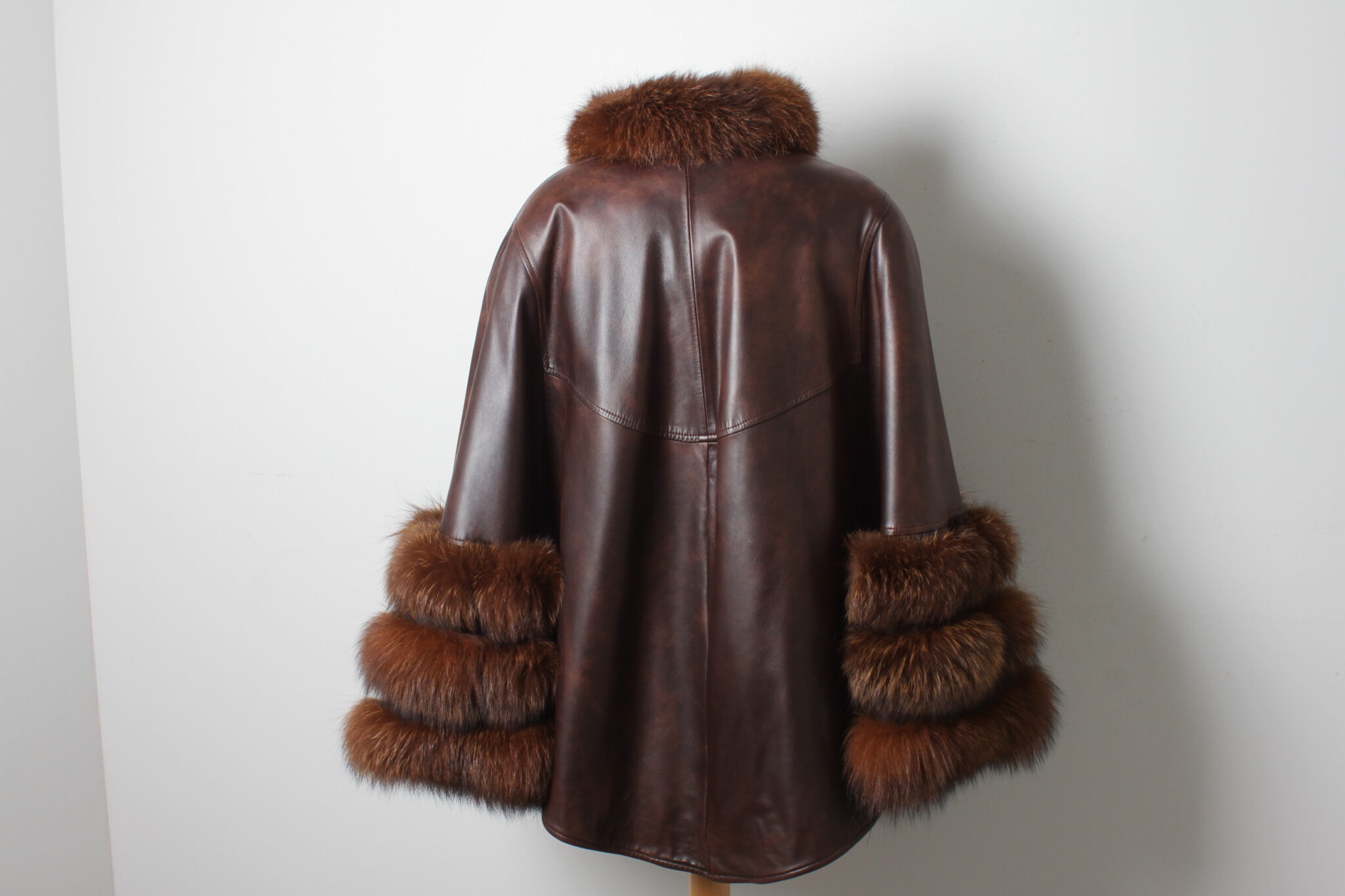 Poncho cape en simili cuir et fausse fourrure – Image 3