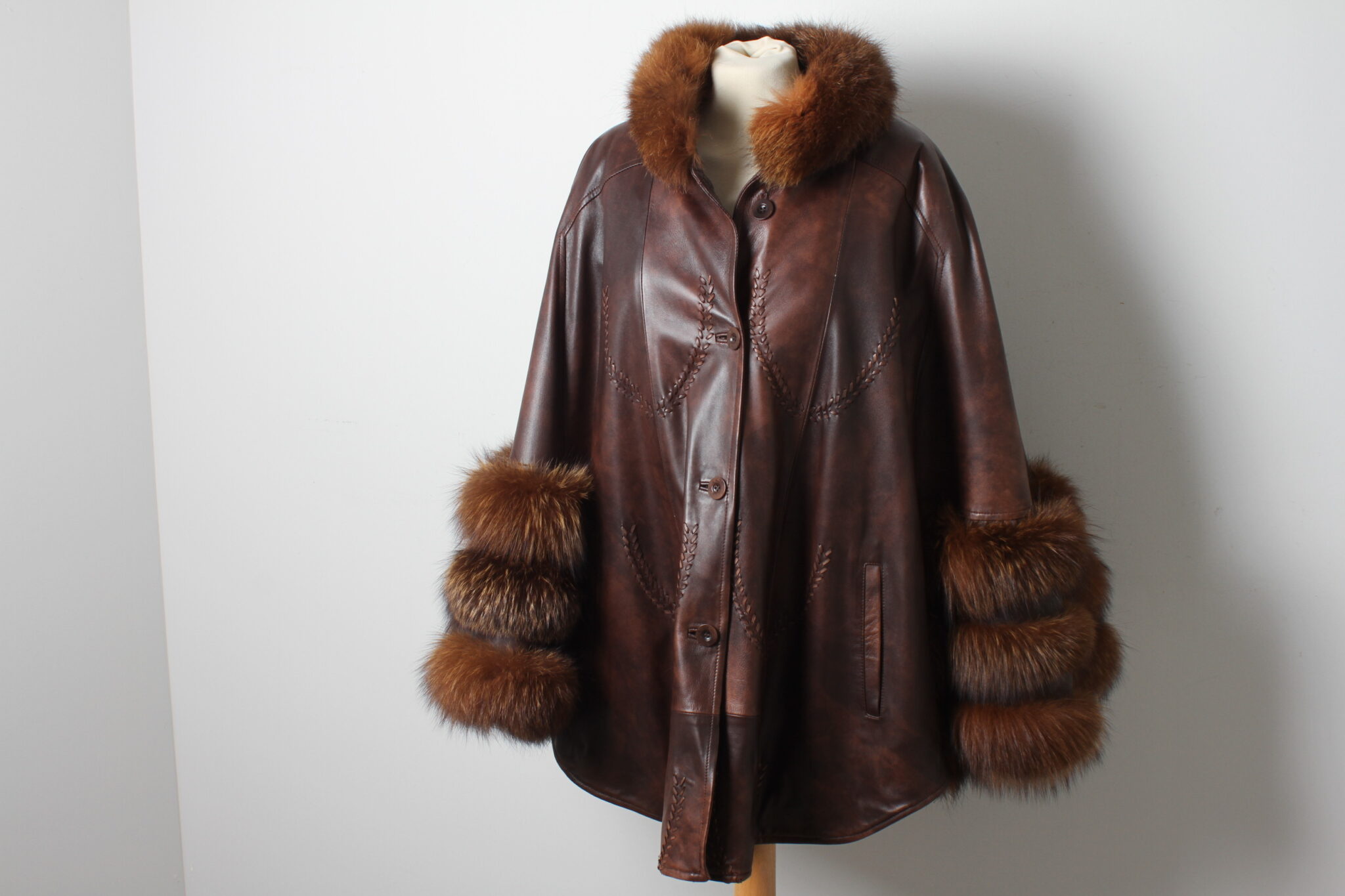 Poncho cape en simili cuir et fausse fourrure