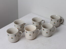 Tasses à café décorées de fleurs