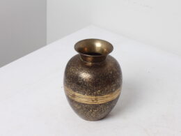 Petit vase en laiton noir et doré