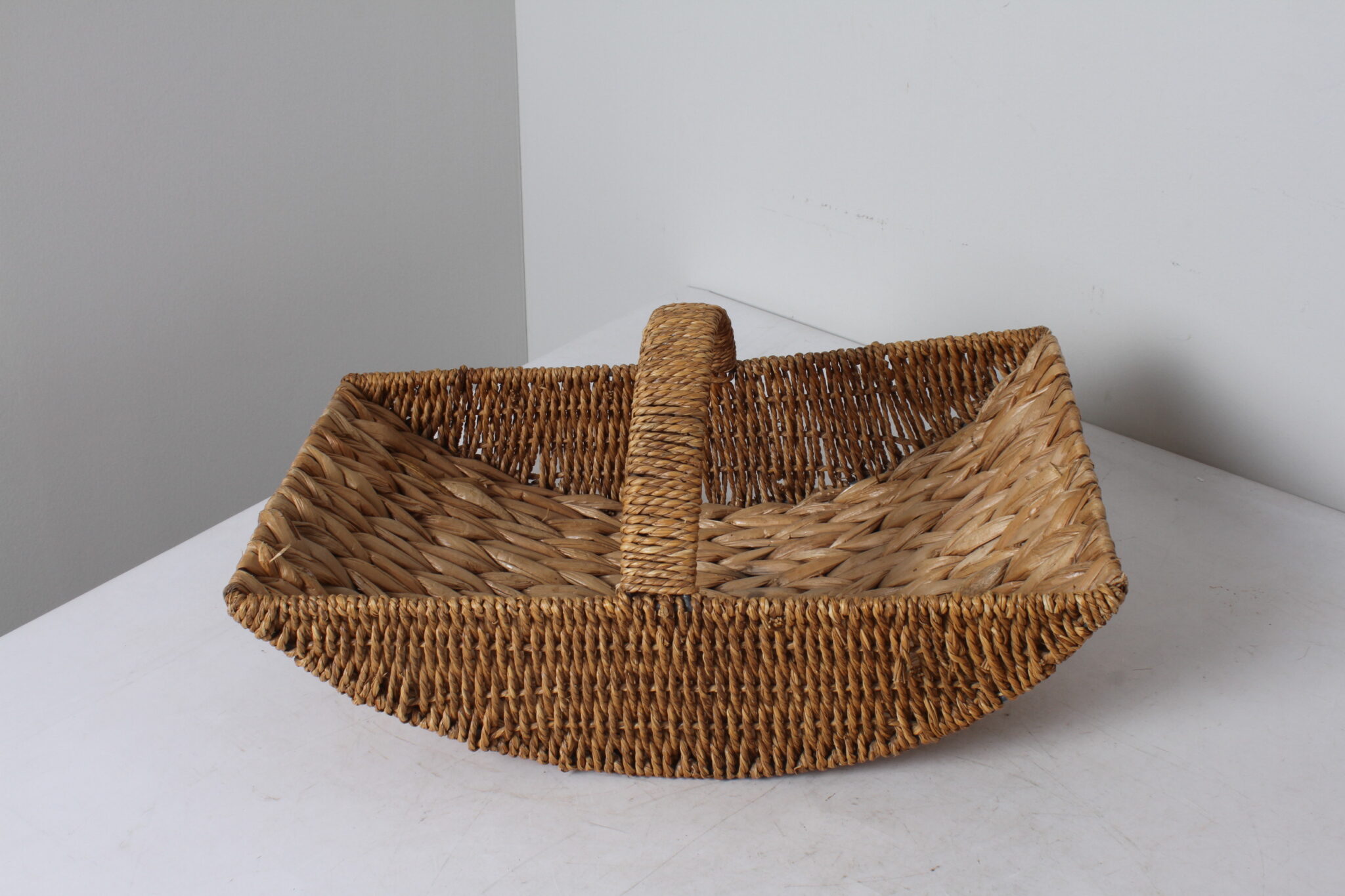 Panier en osier et jacinthe d'eau
