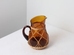 Pichet vintage en verre ambré